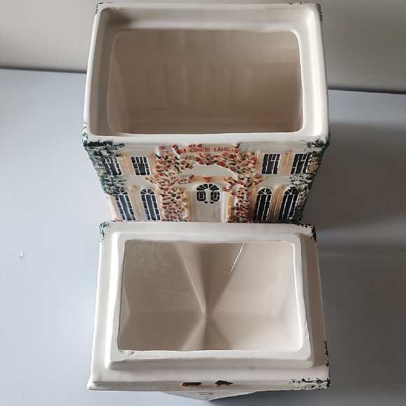 Charming House Cookie Jar with Floral Accents. - Picture 10 of 15